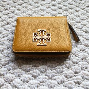 (NWT)TORY BURCH BRITTEN MINI WALLET    Size: OS / Golden Curry